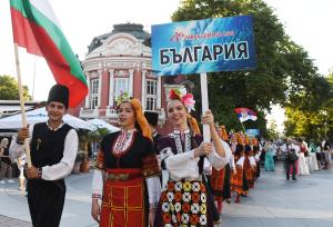 Дефиле на участниците  в  Международния фолклорен фестивал във Варна