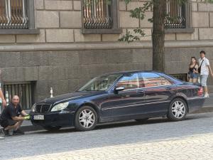 Аварирал служебен автомобил пред централния вход на Народното събрание