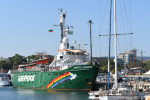 Емблематичният ледоразбивач на „Грийнпийс" – Arctic Sunrise –  акостира във Варна