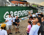 Туристи и граждани на Варна разглеждат кораб на Greenpeace