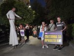 Хора с увреждания излязоха на нощно шествие за достъпна среда в София