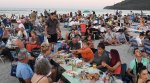 Хиляди варненци и гости вечеряха на плажа във Варна