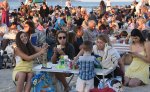Хиляди варненци и гости вечеряха на плажа във Варна