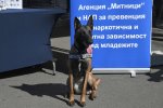 Борбата срещу наркотиците срещна митническо куче и куче робот