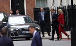 Еманюел Макрон и съпругата му Бриджит се срещнаха с Анди Бърнам на "Даунинг стрийт" 10