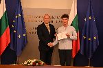Министър-председателят Румен Радев връчи отличия на българските ученици