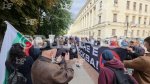 Група граждани блокираха „неделно хоро“ пред сградата на Народния театър „Иван Вазов“