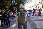 Гражданският лидер Манол Глишев и поддръжници отново спряха неделното хоро пред Народния театър в столицата