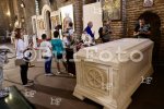 София - Втори ден българите се прекратят пред тленните останки на цар Самуил в базиликата „Света София“.