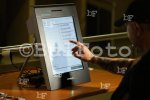 Демонстрация на машинно гласуване в метростанция "Сердика"