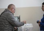 Президентският изборен ден започна спокойно в страната