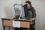 Президентският изборен ден започна спокойно в страната