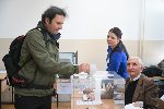 Президентският изборен ден започна спокойно в страната