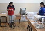 Президентският изборен ден започна спокойно в страната