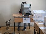 Президентският изборен ден започна спокойно в страната