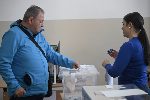 Президентският изборен ден започна спокойно в страната