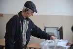 Президентският изборен ден започна спокойно в страната