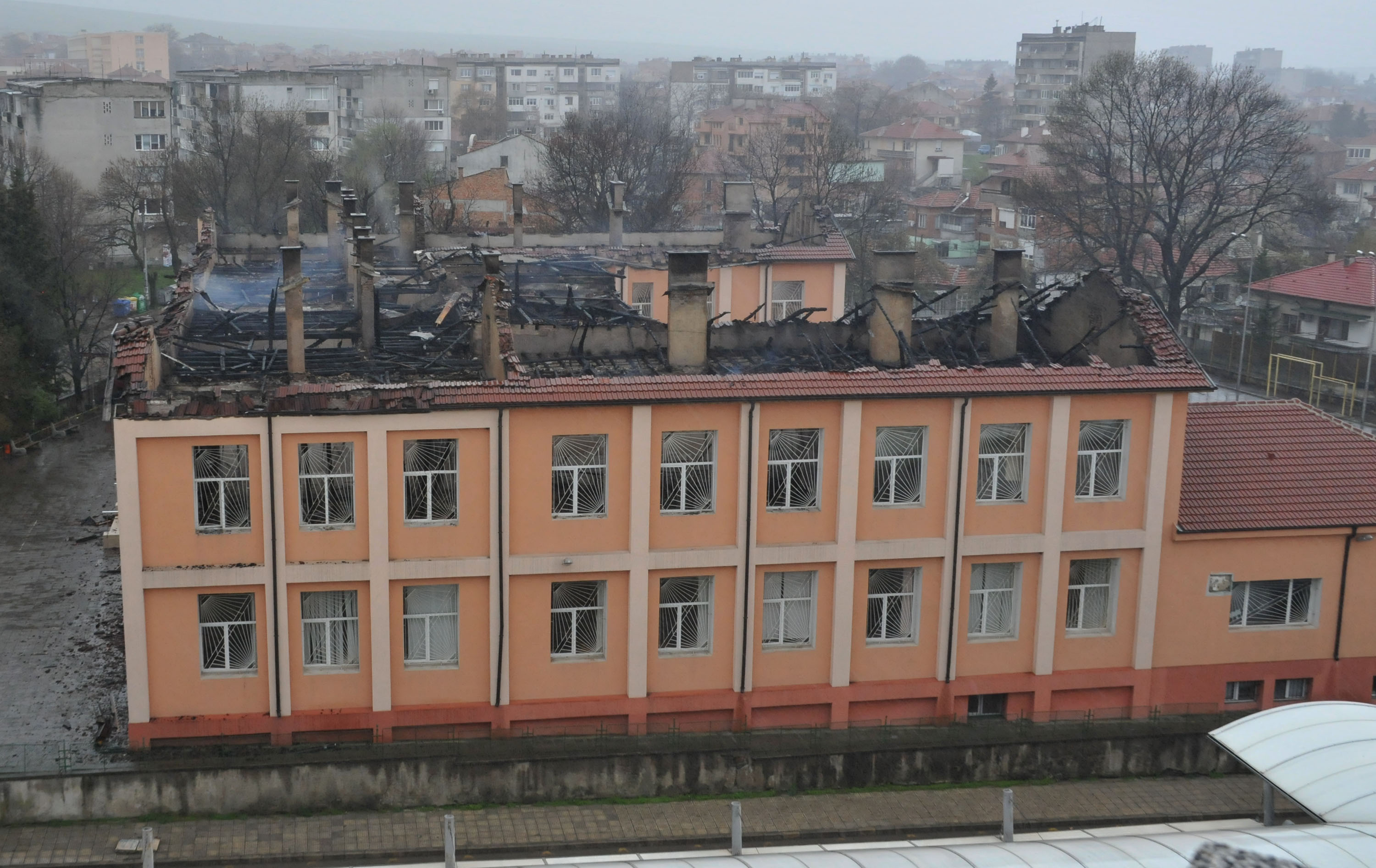 Местят децата от изгорялото училище в Карнобат в стара сграда