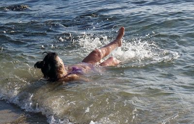 Варненци се къпят в морето предпразнично