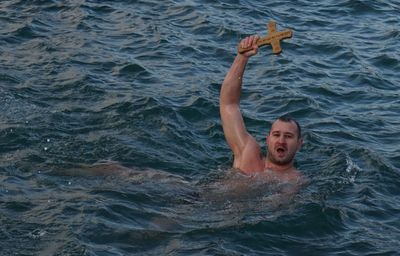 Над 60 смелчаци скочиха за кръста във Варна