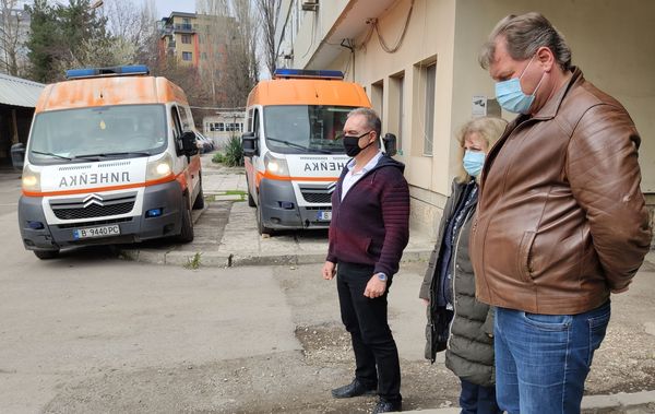 Медици от Спешна помощ сведоха глава пред паметта на колегите си, загубили битката с Covid-19