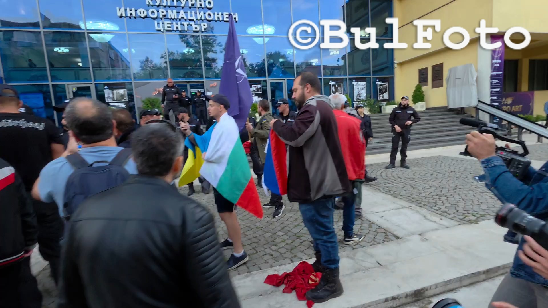 Напрежение пред Руския културен център в София: Граждани и представители на БОЕЦ горят руското знаме