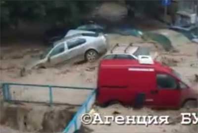 Потоп във Варна носи коли и паднали дървета по улиците